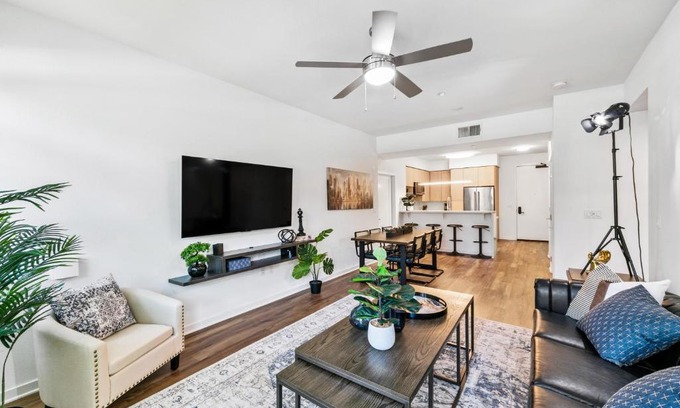 Carthay Circle Apartment | Beverly Grove Chic City Oasis 2 BR Apt with Den 138