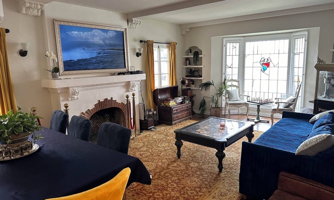 Carthay Circle House | Beverly Hills Adjacent 3-bedroom house with AC in Los Angeles