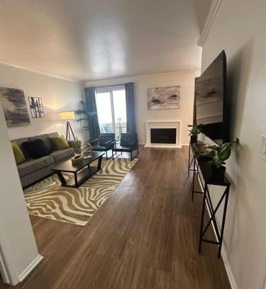 Beverly Grove Apartment | Beverly Hills City Vibe 1 br Apt w Parking 324