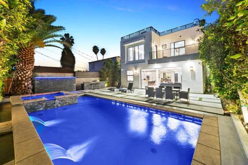 Beverly Grove Villa | Beverly Hills LUX Villa w. Pool, Rooftop & Parking