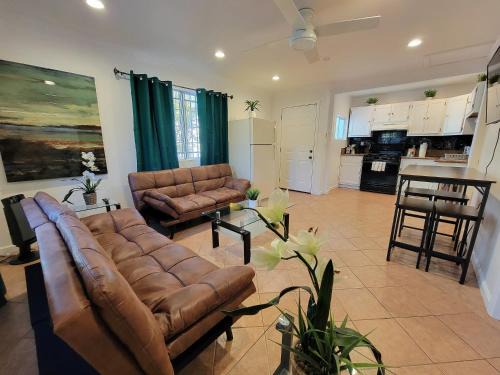 Pico - Robertson Apartment | Beverlywood 2-bedroom suite - 5 minutes to Rodeo Drive