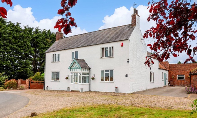 Mappleton Cottage | BEWHOLME, pet friendly, with hot tub in Skipsea