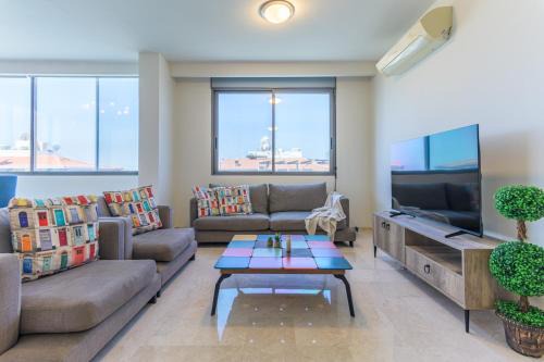 Moutazah Apartment | Beytna - Classy 3-BR Apartment & Terrace in Mansourieh