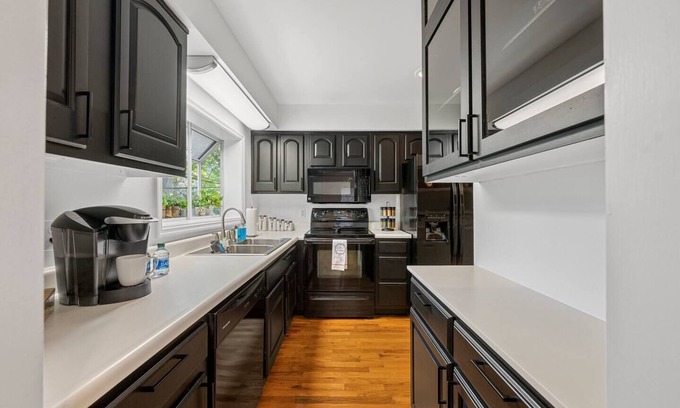 Bowling Green Condo | BG's City Chic Condo - King Bed!