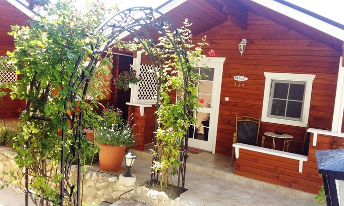 Trakata Ski Chalet | Romantic chalet 5 min from the beach!