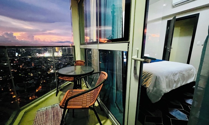 Pinagsama Condo | BGC Cozy Condo - Balcony, Pool & Wi-Fi - Suite 34