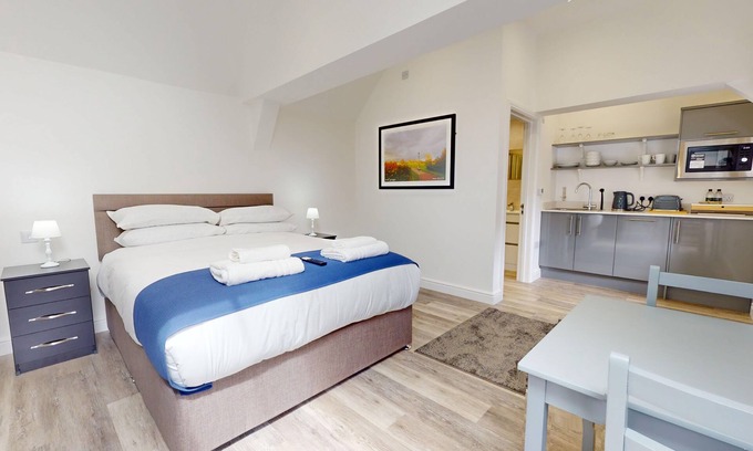 Bicester Apartment | Bicester Court Lodge The Garth Room | Bicester Holiday Let | 1 Bed & Sleeps 2