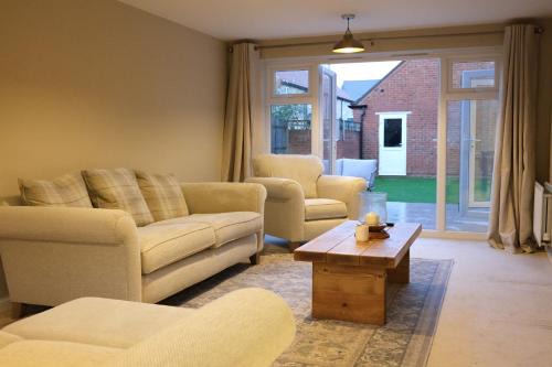 Bicester Villa | Bicester Villa - 6 Bed - Sleeps 14