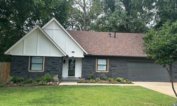 Broken Arrow House | Big 4-bedroom South Broken Arrow walk to Indian Springs Golf Course Fast WiFi
