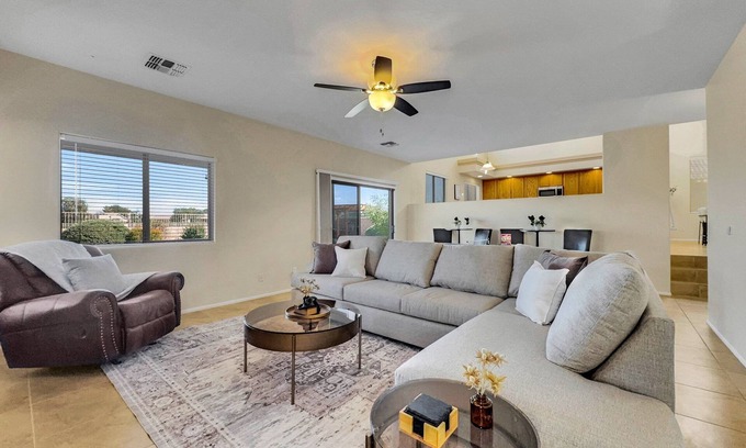 Maricopa House | Big and Bold Living! Sleeps 10. Putting Green. Family Fun!