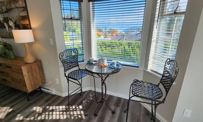 Gibsons House | Big and bright house with 180 degree views of the Ocean in the heart of Gibsons