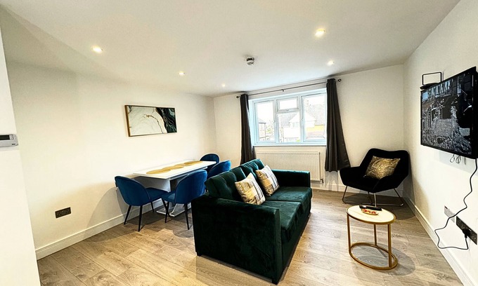 Ashford Apartment | Big and Stylish. Flat , EV Charge possible, 5 minute drive to Heathrow airport