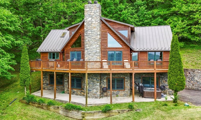 West Jefferson Cabin | Big Ashe View-Open for Bookings! Views, Wi-Fi, Pool Table, Hot Tub