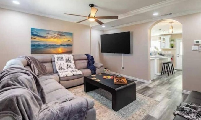 Waxahachie House | Big Backyard, Big Screens, Big Comfort, Sleeps 10