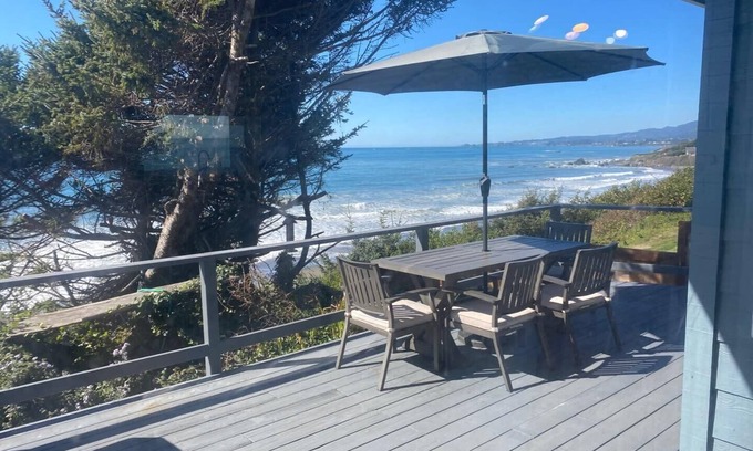 Smith River House | BIG beach house! practically on the sand! Stunning views, near Redwood forest
