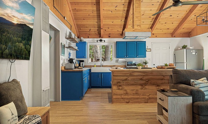 Big Bear Lake Ski Chalet | Big Bear Cabin+ Hot Tub+ Pet Friendly+ Fire Pit and Yard! Steps to mountain!