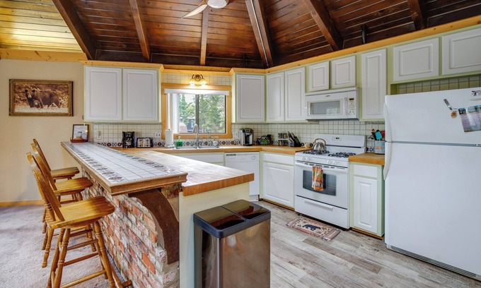 Upper Moonridge Cottage | Big Bear Cabin w/Hot Tub < 3 Mi to Skiing!