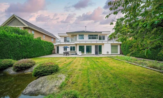 Richmond House | Big Beautiful House in Richmond center