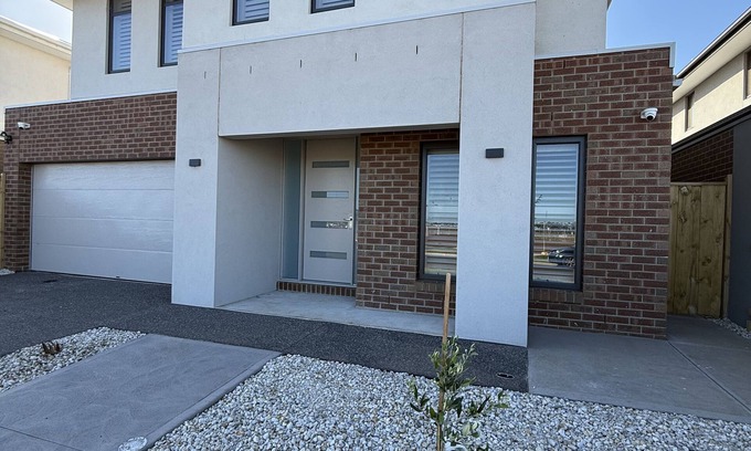Wyndham Vale House | Big & Beautiful Modern Home, Ensuite with every Bedroom! Close to everything