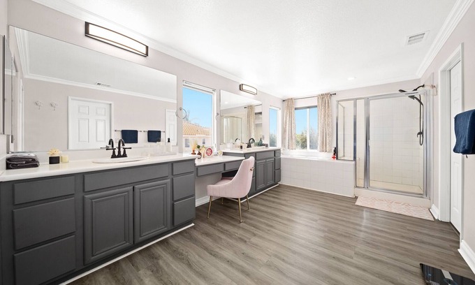 Eastvale Downs House | Big Bedroom/Quiet Neighborhood
