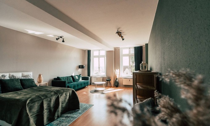 Zentrum-Ost Apartment | *Big Botanical* 2-room apartment with kitchen - Luga Homes - Townhouse