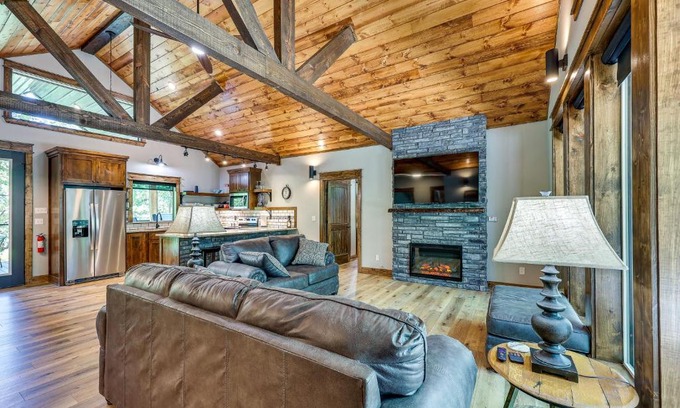 Hodgen House | Big Cedar Vacation Rental with Deck and Hot Tub!