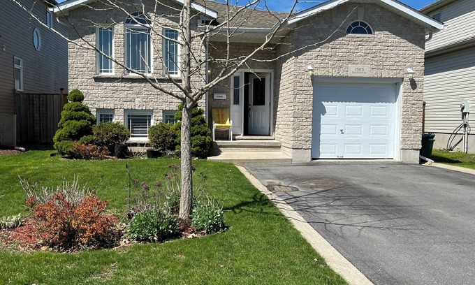 Amherstview House | Big & Charming Bungalow Getaway (nearby Walmart, LCBO, Beer Store, Mall, etc.)