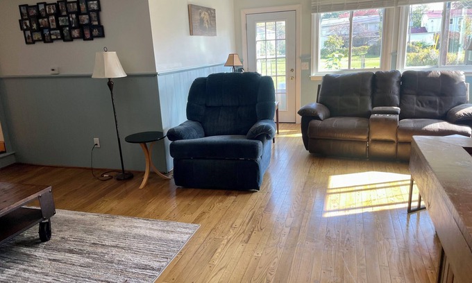 Williamsville House | Big & Cozy 3-bedroom House with Driveway, Huge TV & Fireplace in Buffalo Suburbs
