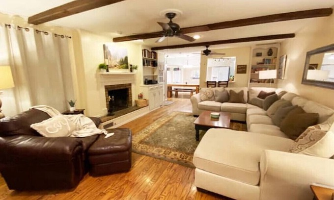 South Tulsa House | “Big Cozy Cottage” -WiFi, Hot Tub, Grill