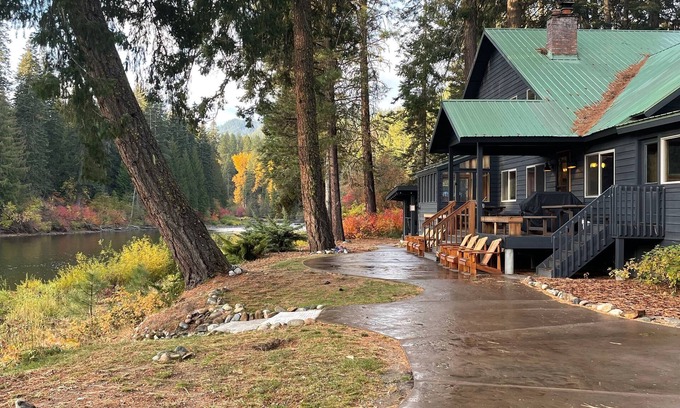 Leavenworth Cabin | Big Family Cabin on the River's Edge