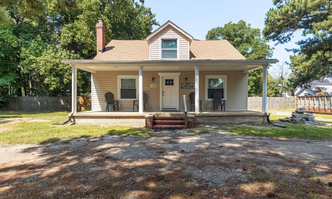 Buckroe Beach House | Big Family Getaway - Walk to the Beach! Sleeps 10!