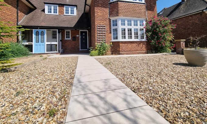 Luton House | Big Family house in London outskirts w/ hot tub (5 minutes to Luton airport!)