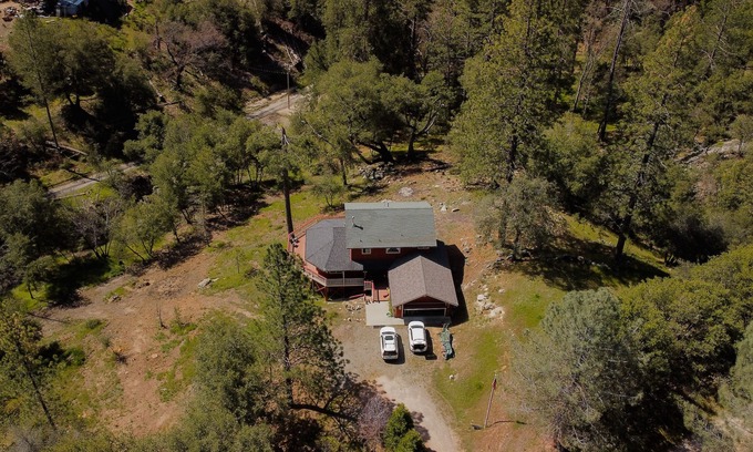 Oakhurst House | Big family-sized cabin located 15 miles from south gate of Yosemite or Bass Lake
