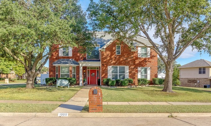 Lewisville House | Big family-sized lovely traditional house. 14 minutes to DFW Airport!