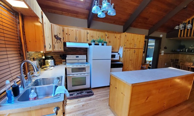 Drake House | Big Foot Bungalow- Relax by the Big Thompson River