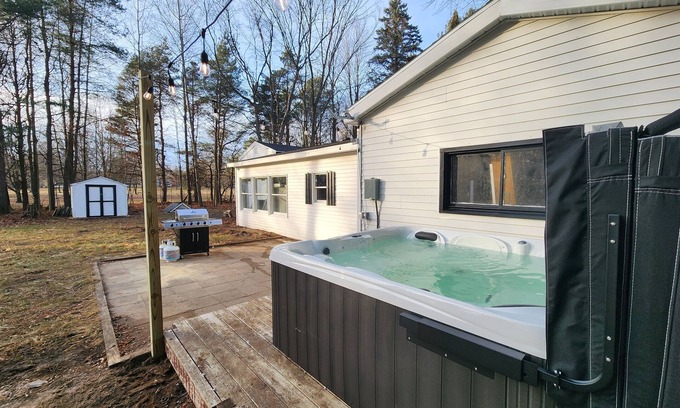 Hart House | BIG Hart Lakehouse Hot Tub 10 miles to Silver Lake