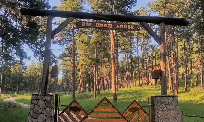 Custer House | Big Horn Lodge - Rare Cabin Bordering Custer State Park - Absolute Seclusion and Serenity