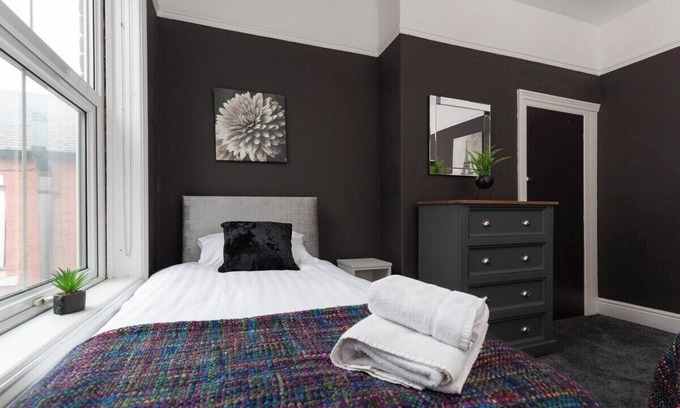 Middlesbrough House | Big House, and a lot to give!