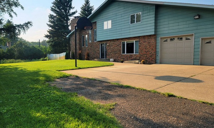 Dickinson House | Big house, big yard in the middle of Dickinson. Very private and peaceful.