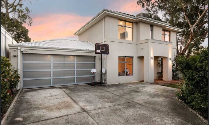 Melville House | Big house in Melville