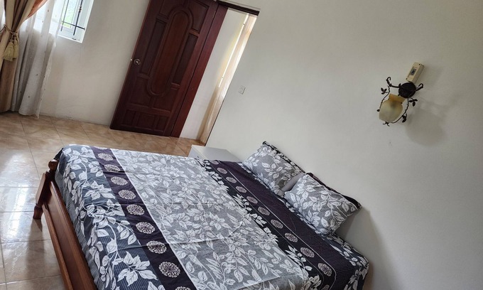 Quatre Bornes Bed & Breakfast | Big house located near metro center, hospital, and restaurants