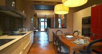Dniprovs'kyi District House | Big house near the park