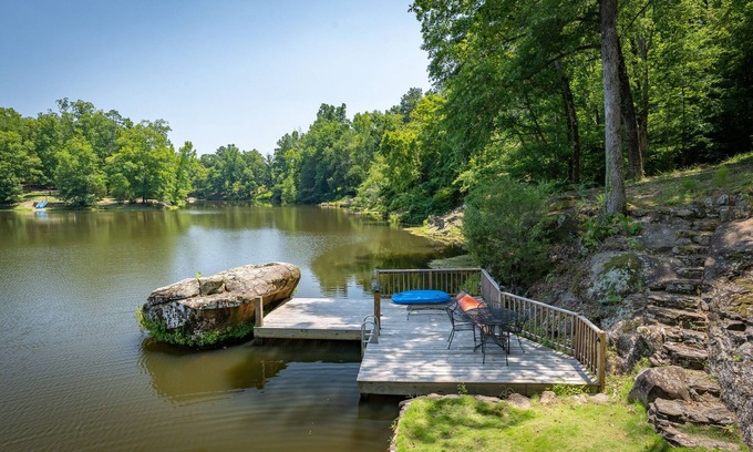 Cottondale House | BIG LakeHouse 15 min to Tuscaloosa, 14 beds, great fishing