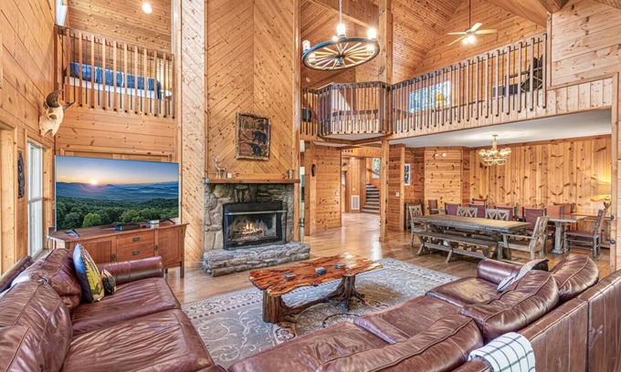 Townsend Cabin | Big Lodge* River Access * 11 beds *Sleeps 22*