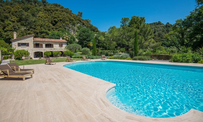 Cagnes-sur-Mer Villa | Big pool/noiseless AIRCON/quality mattresses/WIFI/BBQ/boccia/table tennis/pizza!
