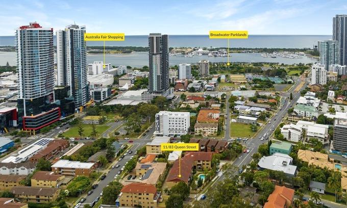 Southport Apartment | BIG renovated apartment in central location FREE WiFi and parking