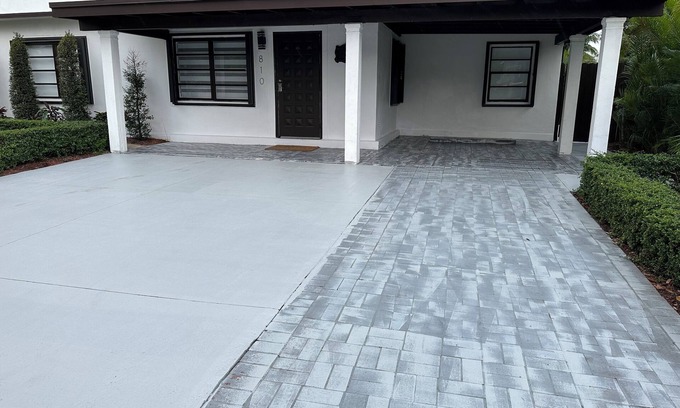 Hialeah House | Big room with queen bed, desk and private restroom.