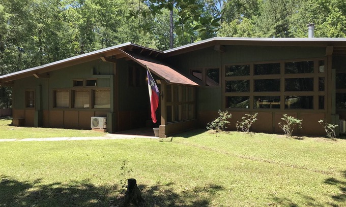 Brookeland Cabin | Big Sam Hangout! 4 bed 3.5 bath South End with rear privacy close to ramp