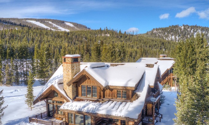 Spanish Peaks House | Big Sky Mountain Retreat | Ski-in/Ski-out | Private Hot Tub | NEW LISTING!
