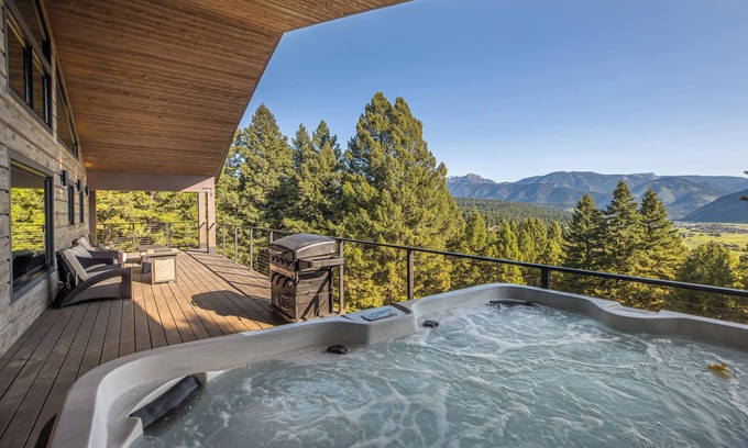 Gallatin Gateway House | Big Sky Secluded Luxury Retreat